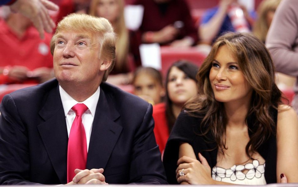 Ứng viên Donald Trump cùng vợ Melania đang theo dõi một trận đấu vào ngày Giáng sinh năm 2005.